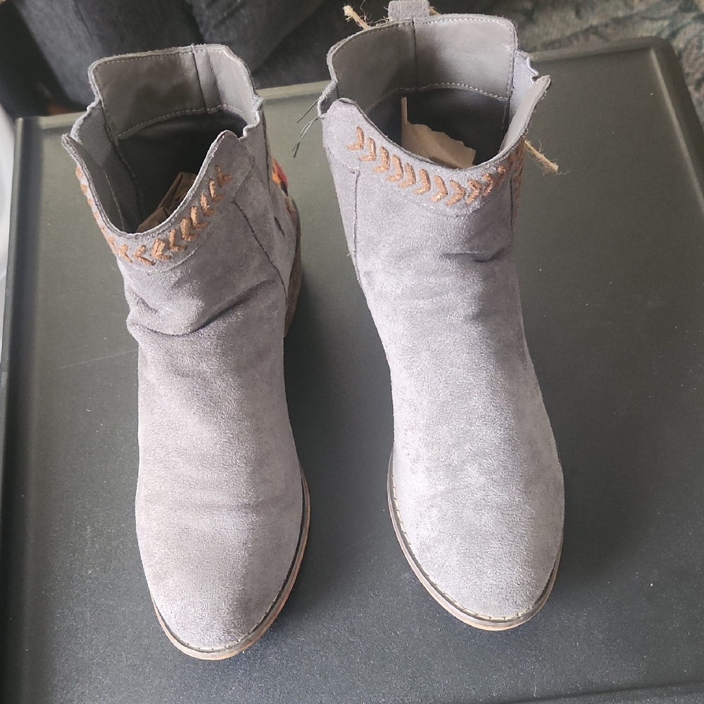 Womens Gray Embroidered Booties Sz 8.Bohemian. Western.